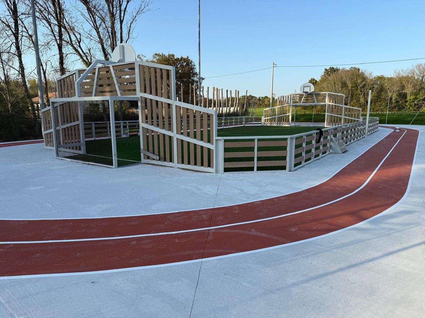 Plateau sportif avec piste d'athlétisme